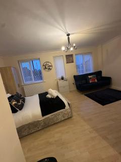 Double bed Studio Fast WiFi,Netflix, No deposit Required - Birmingham - 4
