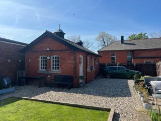 Cosy small cottage in Wirral Merseyside with kitchen - - 8