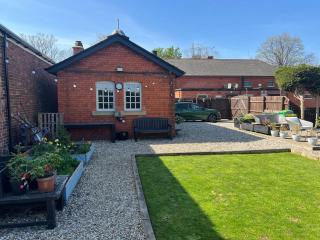 Cosy small cottage in Wirral Merseyside with kitchen - - 9