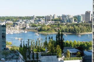 Skyline Views and Sophisticated Comfort 2BR Stay - Vancouver - 0