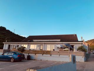 Lovely two bed flat with a sea view next to beach - Porthtowan - 1