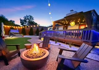 Modern 3BR Retreat with Fun Yard, Mini-Golf, Hot Tub & BBQ Dining Deck - Round Rock - 0