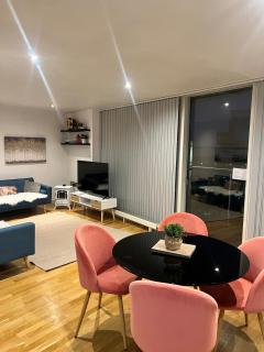 Luxury Condo with River Views Sleeps 6 - Manchester - 9