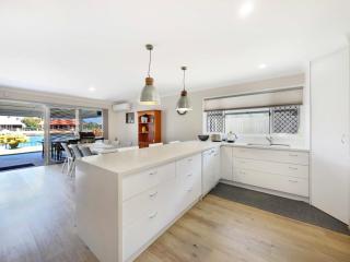 Spacious Holiday Unit on Canal at Banksia Beach - Banksia Beach - 3