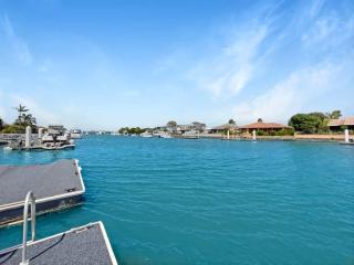 Spacious Holiday Unit on Canal at Banksia Beach - 1