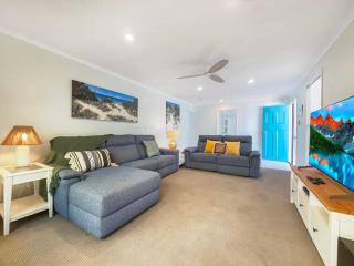 Bokarina Beach House - Family & Pet Friendly - Kawana Waters - 9