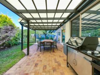 Bokarina Beach House - Family & Pet Friendly - Kawana Waters - 8