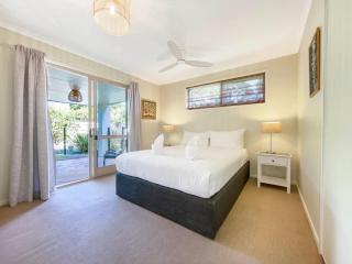 Bokarina Beach House - Family & Pet Friendly - Kawana Waters - 6