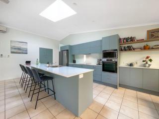 Bokarina Beach House - Family & Pet Friendly - Kawana Waters - 7