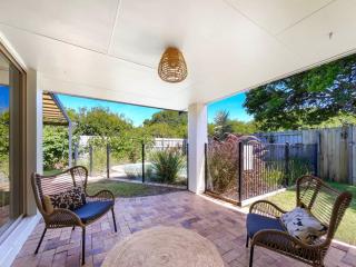 Bokarina Beach House - Family & Pet Friendly - Kawana Waters - 5