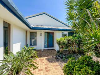 Bokarina Beach House - Family & Pet Friendly - Kawana Waters - 4