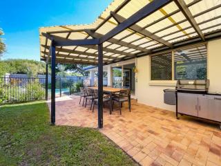 Bokarina Beach House - Family & Pet Friendly - Kawana Waters - 3