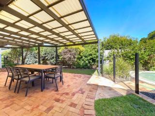 Bokarina Beach House - Family & Pet Friendly - Kawana Waters - 2