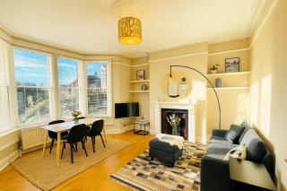 Bright, spacious apartment with off-road parking - Bath - 0