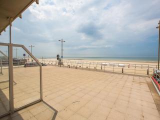 Apartment by Zeedijk with Spacious Terrace, cleaning included - Middelkerke - 3