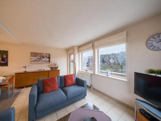 Light-Filled Flat Near Beach, cleaning included - 9
