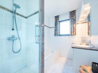 Apartment near Koksijde by the Sea, cleaning included - Sint-Idesbald - 1