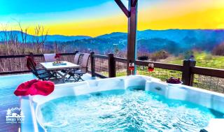 LUXURIOUS 6 Bed 5 Bath CABIN AMAZING LOCATION & PRIVACY! -4 Miles to Gatlinburg & Pidgeon Forge-Hot tub-Fireplace-King Suits-Deck-Grill-Free Parking for 8 Vehicles-Firepit-Full Kitchen-"Smoky View Cabin" - Sevierville - 0