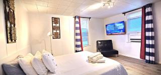 Great Location -Mural, Barn and Corridor -1 Bed 1Bath Apartments! - Windsor - 9