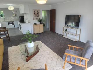 The Merivale Hideout 2BR and a Sleepout plus Garage - Christchurch - 0