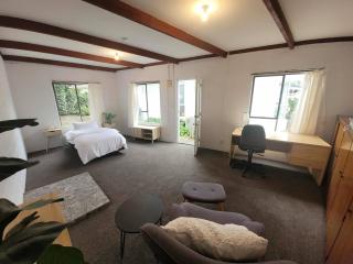 The Merivale Hideout 2BR and a Sleepout plus Garage - Christchurch - 3