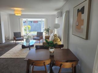 The Merivale Hideout 2BR and a Sleepout plus Garage - Christchurch - 7