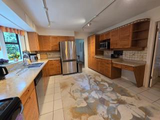 Luxury 3BR Home, 2 King Beds, Near cafes and groceries - North Vancouver - 1