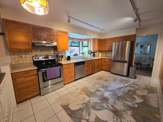 Luxury 3BR Home, 2 King Beds, Near cafes and groceries - North Vancouver - 2
