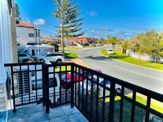 Indian Ocean View-Three King Beds - Mindarie - 8
