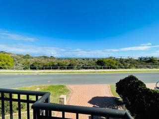 Indian Ocean View-Three King Beds - Mindarie - 1