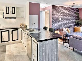 Burleigh Heads Koala Park Pool & Parking - 6