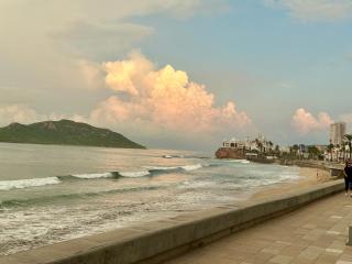 Altomare Panoramic-- Frente al Mar y Parque Central --Excelente Vista - Mazatlán - 5