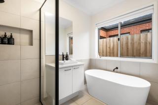 Stylish & Simple 3BR Mount Duneed Home - Mount Duneed - 3