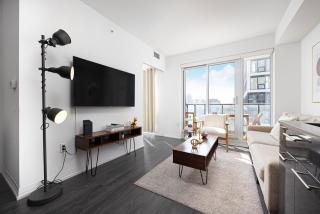 Classy and Luxury 2 bedroom apartment 5 mins to Dundas Square - 3