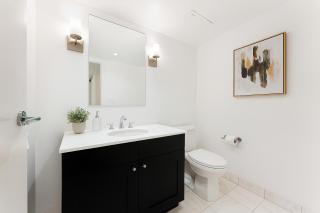 Bright and Modern 2BR Retreat in Prestigious Coal Harbour - Vancouver - 3