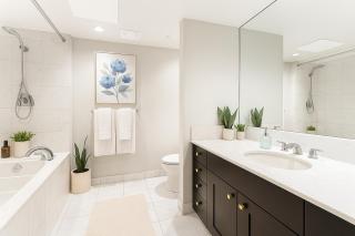 Bright and Modern 2BR Retreat in Prestigious Coal Harbour - Vancouver - 2