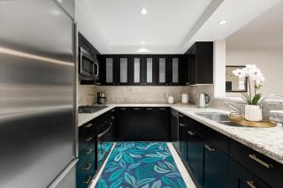 Bright and Modern 2BR Retreat in Prestigious Coal Harbour - Vancouver - 6