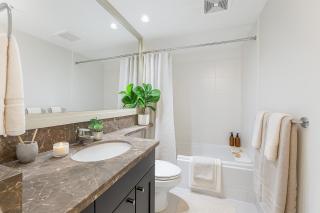Bright and Modern 2BR Retreat in Prestigious Coal Harbour - Vancouver - 1