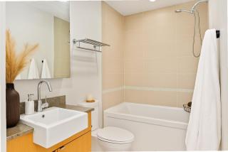 Massive 2BR Suite for 8 Guests Heart of Downtown Vancouver - Vancouver - 2