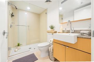 Massive 2BR Suite for 8 Guests Heart of Downtown Vancouver - Vancouver - 1