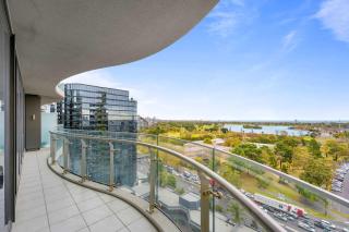 Luxurious 2BR w Panoramic Lake Views & Rooftop Spa - 4
