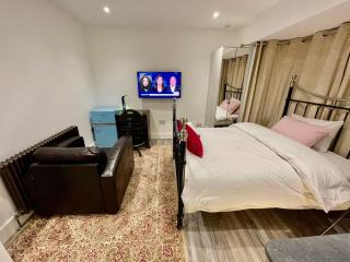 Luxe Villa, 3 En-suite Bedrooms available - West London - Wembley Stadium 5KM away - 3