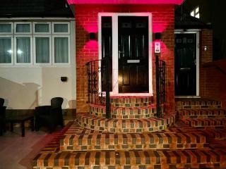 Luxury Villa, 6 En-suite Bedrooms - For Guest non-House Rules Breakers ONLY - West London - Wembley Stadium 5KM - Harrow on the Hill - 9