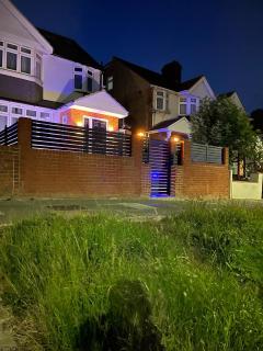 Luxury Villa, 6 En-suite Bedrooms - For Guest non-House Rules Breakers ONLY - West London - Wembley Stadium 5KM - Harrow on the Hill - 0