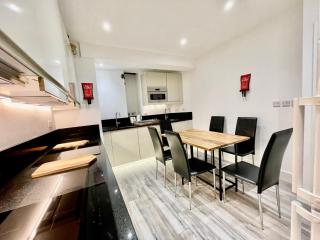 Luxury Villa, 6 En-suite Bedrooms - For Guest non-House Rules Breakers ONLY - West London - Wembley Stadium 5KM - Harrow on the Hill - 8