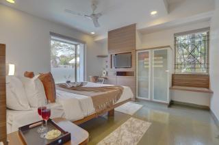 Tranquil 3 BHK Pet-Friendly Gateway with Bathtub, Balcony and Scenic Views - Lonavala - 3
