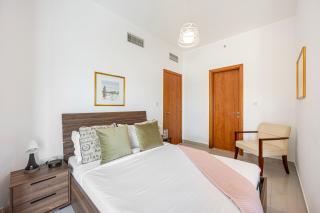 Chic 1BR Retreat with Lake Views & Modern Comforts - 8