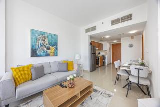 Chic 1BR Retreat with Lake Views & Modern Comforts - 4