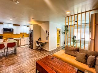 Private-Suite, Kitchen, Laundry, Rainfall Shower, 4kTV - El Centro - 0