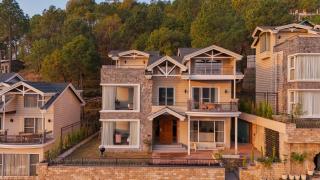 ELIVAAS privé The Royce Rose 4 BHK Hilltop Villa With Jacuzzi, Private Pool & Hill Views - Kasauli - 0